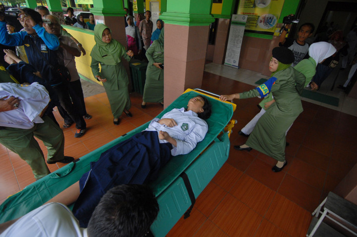 Salah seorang santri Pondok Pesantren Al-Ikhlas Bahrul Ulum Tambakberas dibawa ke ruang UGD RSUD Jombang, Jawa Timur, Senin (21/11/2016)