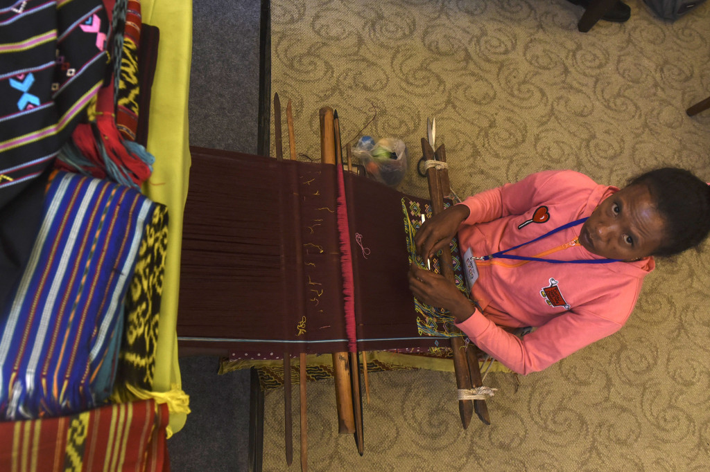 Perajin menampilkan proses menenum saat digelar Indonesia Bagian Timur (IBT) Expo di Surabaya, Jawa Timur, Senin (21/11/2016)