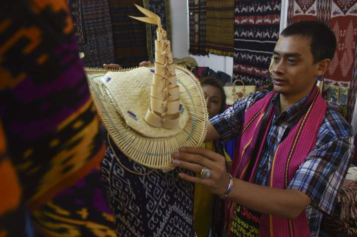 Peserta pameran menunjukkan produk khas NTT pada acara Indonesia Bagian Timur (IBT) Expo di Surabaya, Jawa Timur, Senin (21/11/2016)