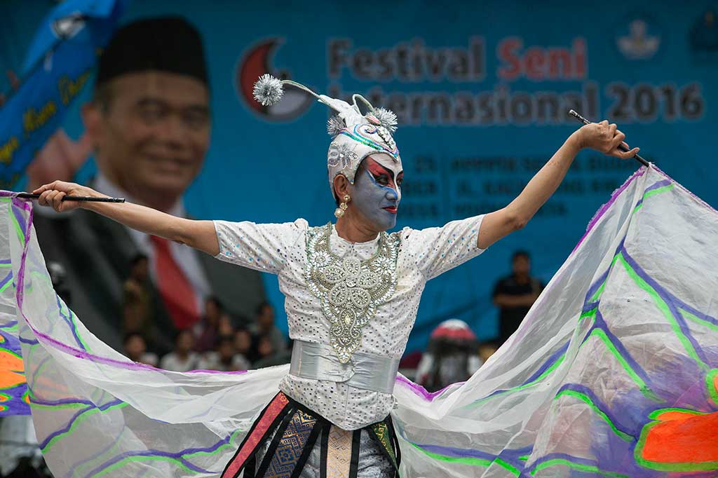 Seniman Didik Nini Thowok menarikan tarian berjudul 'Tittari' saat pembukaan Festival Seni Internasional (FSI) 2016 di komplek Pusat Pengembangan dan Pemberdayaan Pendidikan dan Tenaga Kependidikan Seni dan Budaya (PPPPTKSB) Yogyakarta, Senin (21/11/2016).