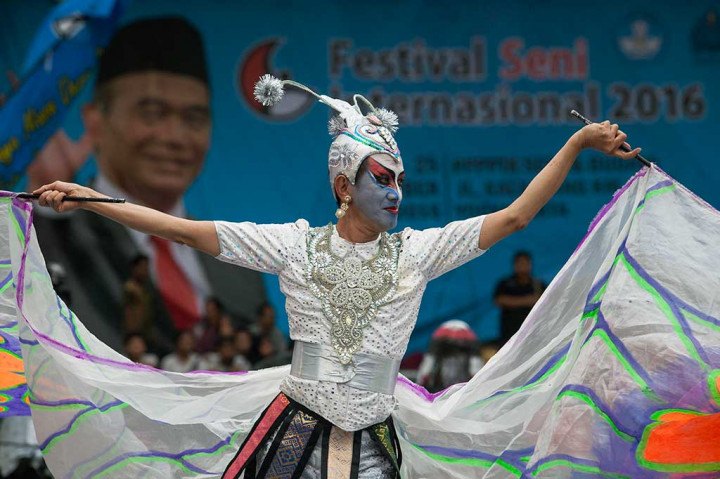 Seniman Didik Nini Thowok menarikan tarian berjudul 'Tittari' saat pembukaan Festival Seni Internasional (FSI) 2016 di komplek Pusat Pengembangan dan Pemberdayaan Pendidikan dan Tenaga Kependidikan Seni dan Budaya (PPPPTKSB) Yogyakarta, Senin (21/11/2016).