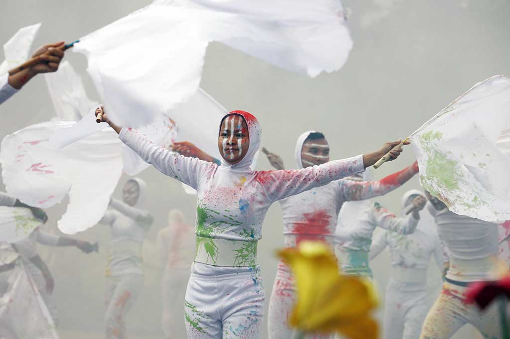 Penari yang tergabung dalam Perkumpulan Seniman Yogyakarta menarikan tarian berjudul 'Tittari' saat pembukaan Festival Seni Internasional (FSI) 2016.