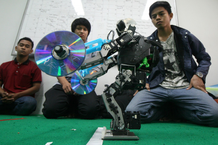 Tim robotik Ichiro dari Institut Teknologi Sepuluh Nopember (ITS) menunjukkan robot pengangkat beban di Surabaya, Jawa Timur, Senin (21/11/2016).