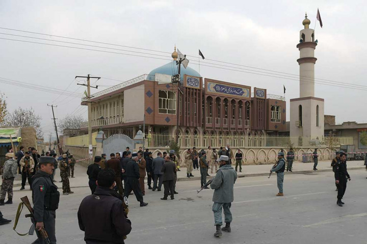 Aparat keamanan berjaga-jaga pascaserangan bom bunuh diri di sebuah masjid syiah, Kabul, Senin.