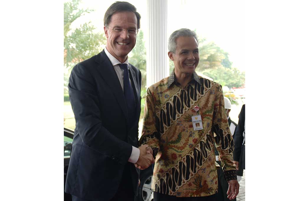 Gubernur Jateng Ganjar Pranowo (kanan) berjabat tangan dengan Perdana Menteri Belanda Mark Rutte yang melakukan kunjungan di Kota Semarang, Jawa Tengah, Selasa.