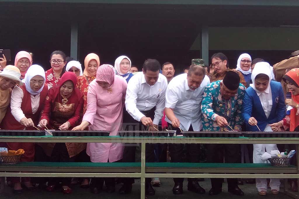 Menteri Pertanian Andi Amran Sulaiman didampingi isteri, Wakil Gubernur Jawa Barat Dedy Miswar, Wali Kota Depok Idris Abdul Shomad, Ketua IWAPI Pusat Nita Yudi, Ketua PKK pusat Erni Gunarti Tjahjo Kumolo, Kowani melakukan penyemaian cabai di Lapangan Tembak Divisi Infantri I Kostrad Cilodong, Depok, Jawa Barat, Selasa. 