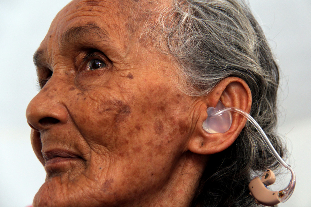 Seorang penyandang disabilitas sensorik rungu wicara memakai alat bantu dengar gratis di Panti Sosial Bina Daksa (PSBD) Wirajaya, Makassar, Sulawesi Selatan, Selasa (22/11/2016)