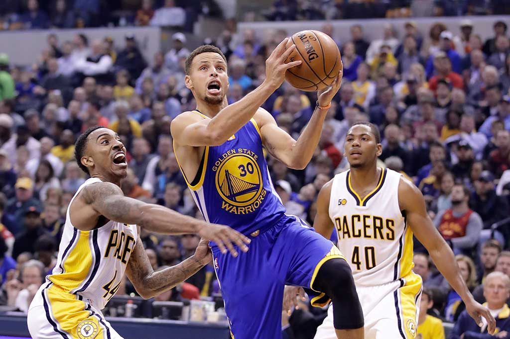 Point-guard Stephen Curry menambah pundi-pundi poin Warriors dengan 22 poin, 6 rebound, dan 6 assist.