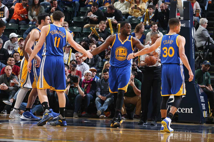 Klay Thompson, Draymond Green dan Stephen Curry melakukan selebrasi.