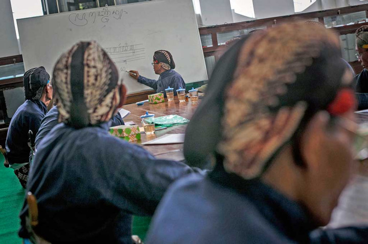 Abdi Dalem Asah Kemampuan Membaca dan Menulis Aksara Jawa