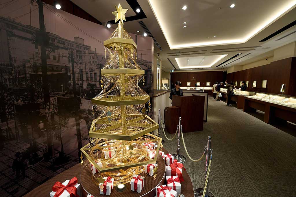 Sebuah pohon Natal yang terbuat dari emas murni dipajang di Toko Ginza Tanaka, di Tokyo, Selasa (22/11/2016).
