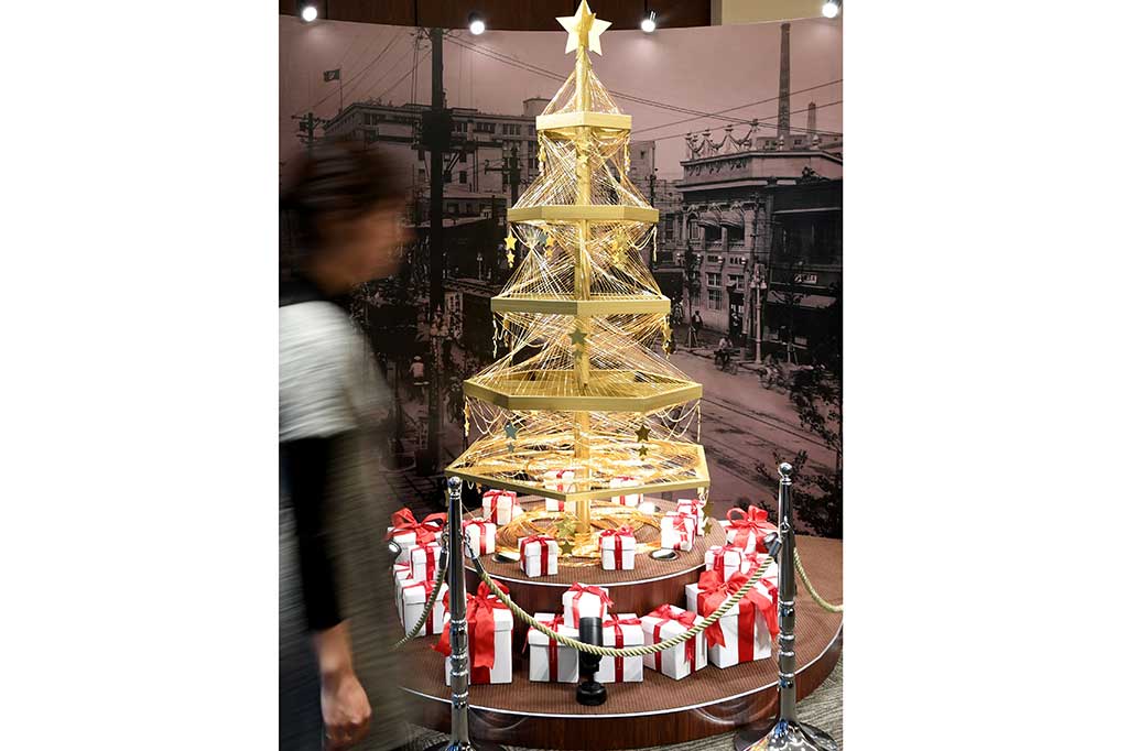 Pohon tersebut akan dipajang hingga Hari Natal Desember mendatang.