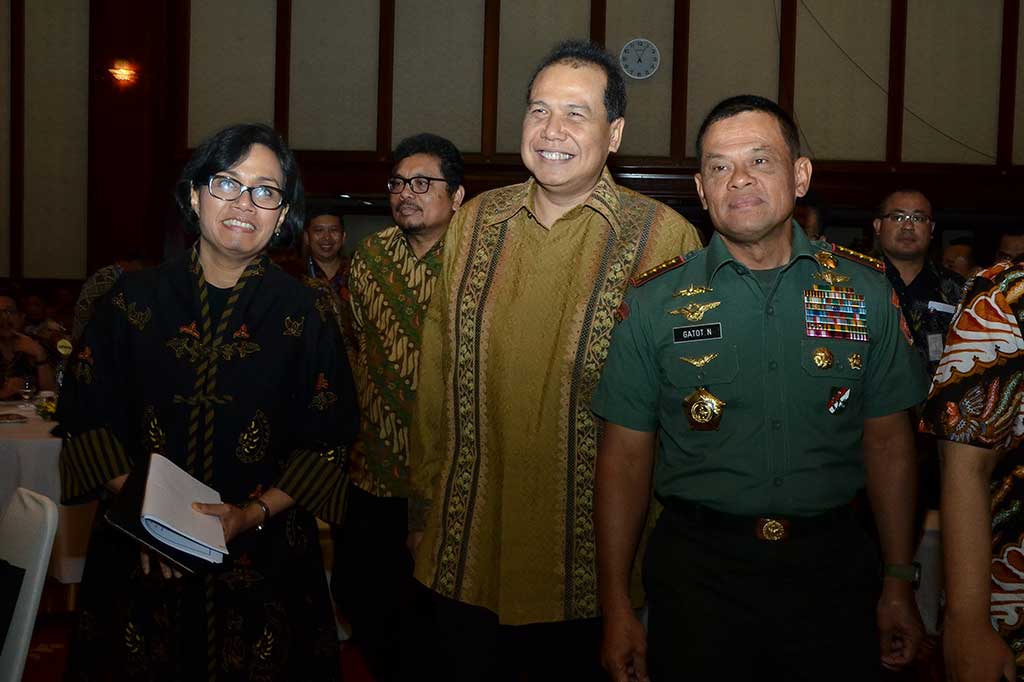 Menteri Keuangan Sri Mulyani, Panglima TNI Jenderal Gatot Nurmantyo, dan pengusaha yang juga mantan Menko Perekenomian Chairul Tandjung menghadiri rapat koordinasi Badan Layanan Umum (BLU) tahun 2016 di gedung Dhanapala Kementerian Keuangan, Jakarta, Selasa (22/11/2016).