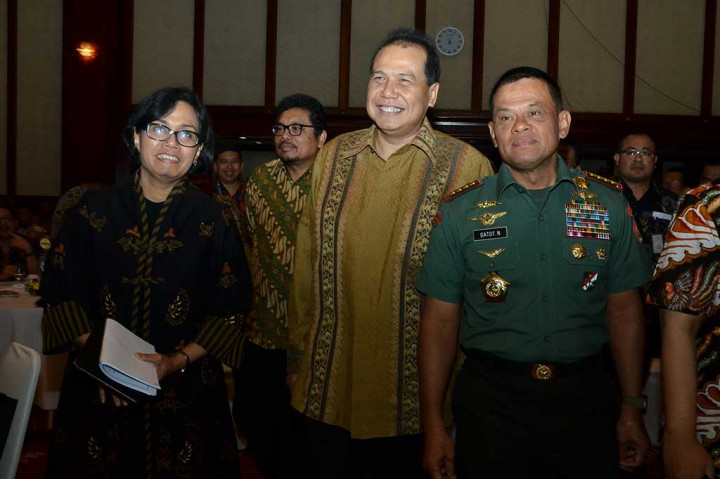 Menteri Keuangan Sri Mulyani, Panglima TNI Jenderal Gatot Nurmantyo, dan pengusaha yang juga mantan Menko Perekenomian Chairul Tandjung menghadiri rapat koordinasi Badan Layanan Umum (BLU) tahun 2016 di gedung Dhanapala Kementerian Keuangan, Jakarta, Selasa (22/11/2016).