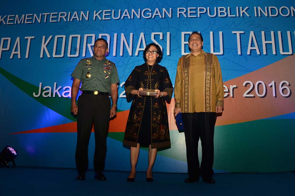Menkeu Sri Mulyani, Panglima TNI Jenderal Gatot Nurmantyo), dan pengusaha yang juga mantan Menko Perekenomian Chairul Tandjung (kanan), berfoto bersama seusai menghadiri rapat koordinasi BLU tahun 2016.