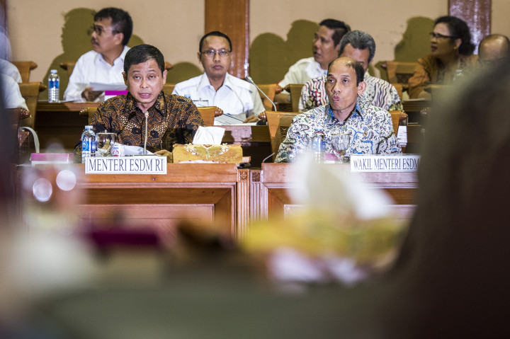 Menteri ESDM Ignasius Jonan (kiri) didampingi Wakil Menteri ESDM Arcandra Tahar mengikuti rapat kerja dengan Komisi VII DPR di Kompleks Parlemen, Senayan, Jakarta, Selasa (22/11/2016).