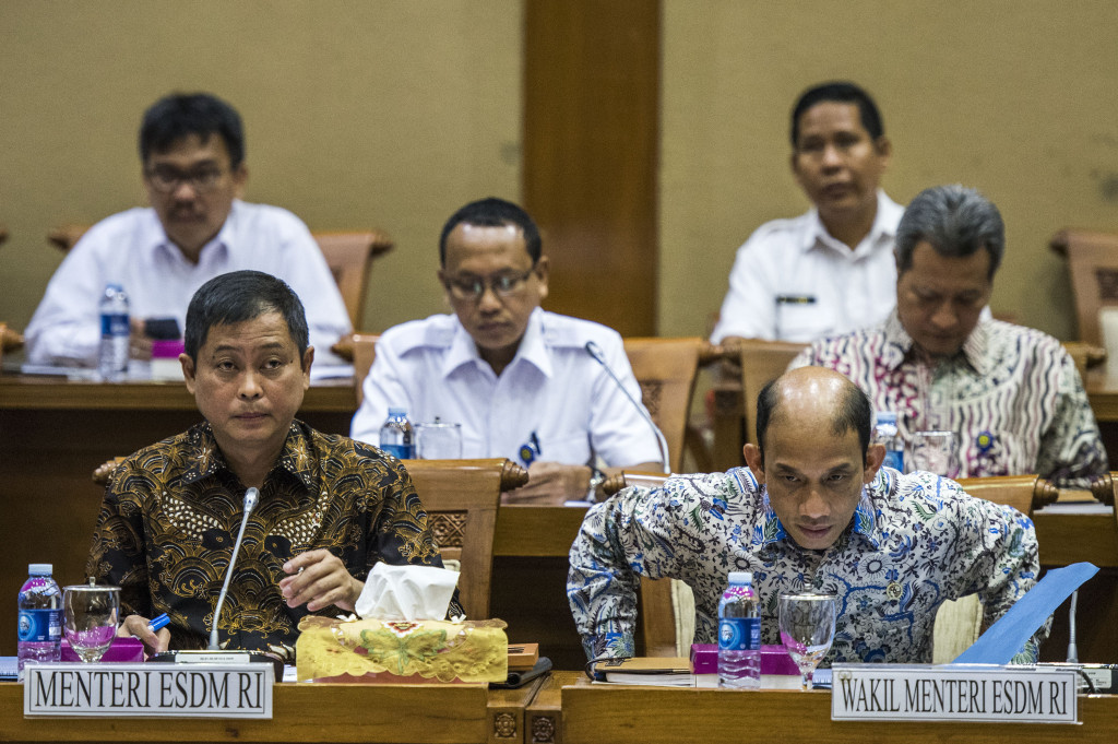 Menteri ESDM Ignasius Jonan (kiri) didampingi Wakil Menteri ESDM Arcandra Tahar mengikuti rapat kerja dengan Komisi VII DPR di Kompleks Parlemen, Senayan, Jakarta, Selasa (22/11/2016).