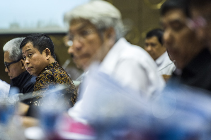 Menteri ESDM Ignasius Jonan (kedua kiri) mengikuti rapat kerja dengan Komisi VII DPR di Kompleks Parlemen, Senayan, Jakarta, Selasa (22/11/2016).