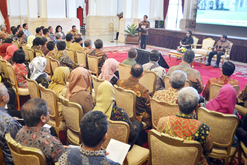 Presiden Joko Widodo didampingi Menkeu Sri Mulyani Indrawati (tengah) dan Seskab Pramono Anung (kanan) memberikan arahan saat pembukaan Rakornas Badan Layanan Umum (BLU) di Istana Negara, Jakarta, Selasa (22/11/2016)