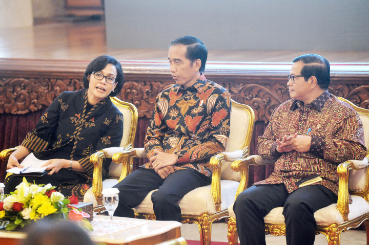 Presiden Joko Widodo berdiskusi dengan Menkeu Sri Mulyani Indrawati (kiri) dan Seskab Pramono Anung (kanan) saat pembukaan Rakornas Badan Layanan Umum (BLU) di Istana Negara, Jakarta, Selasa (22/11/2016)