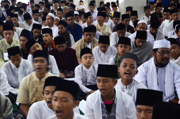 Warga mengikuti acara Istigosah dan Doa Keselamatan Bangsa di Mesjid Agung, Kota Tasikmalaya, Jawa Barat, Selasa (22/11/2016)