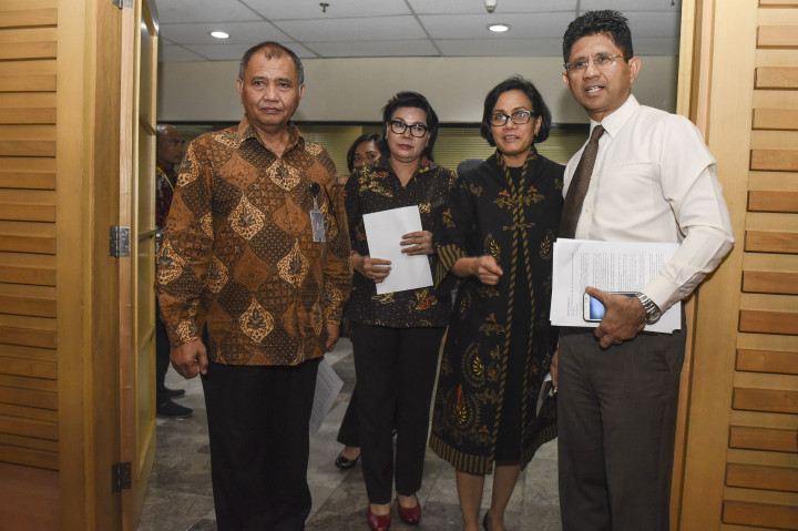 Tiga pimpinan KPK Agus Rahardjo (kiri), Basaria Panjaitan (kedua kiri) dan Laode M Syarif (kanan) bersama Menteri Keuangan Sri Mulyani berjalan memasuki ruangan konferensi pers OTT pejabat pajak di Gedung KPK, Jakarta, Selasa (22/11/2016)