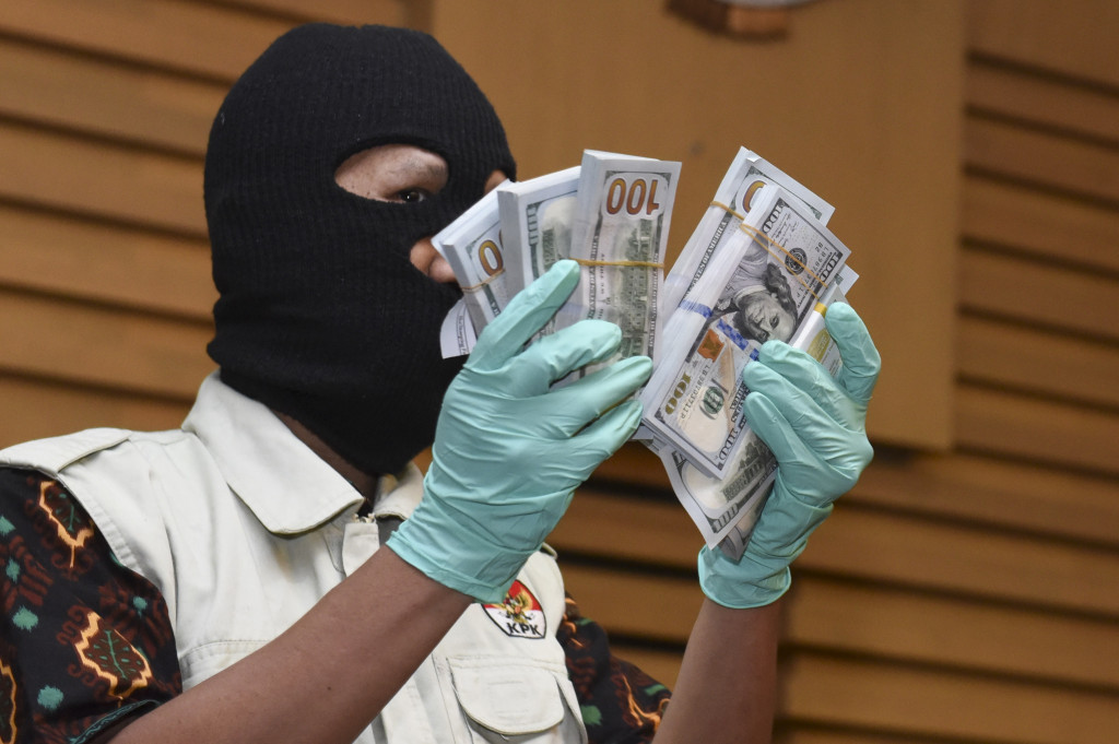 Petugas KPK menunjukkan barang bukti berupa uang dolar AS saat konferensi pers OTT pejabat pajak di Gedung KPK, Jakarta, Selasa (22/11/2016)