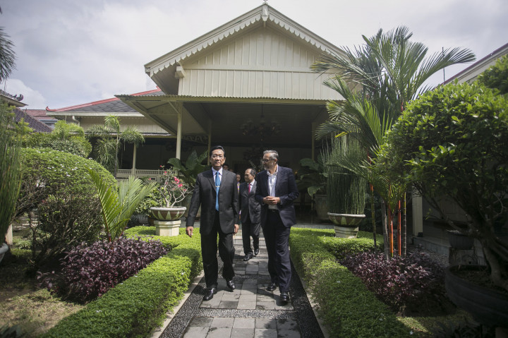 Gubernur DIY Sri Sultan Hamengkubuwono X (kiri) berbincang dengan Duta Besar Inggris untuk Indonesia Moazzam Malik.