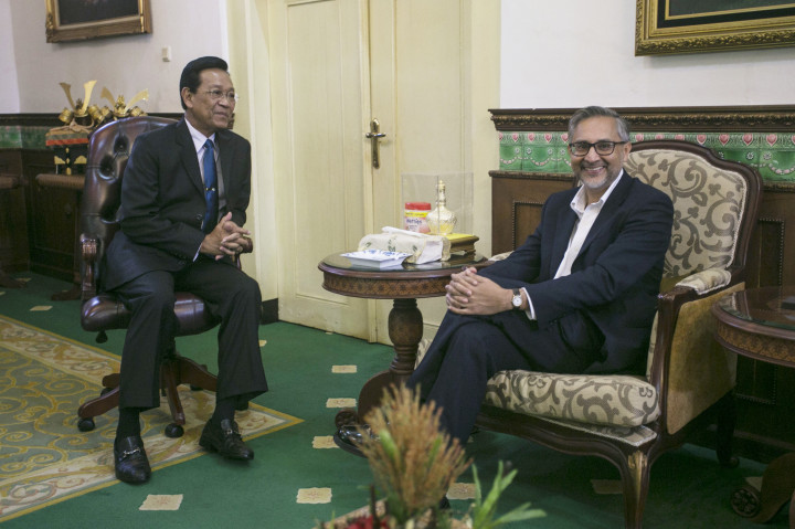 Gubernur DIY Sri Sultan Hamengkubuwono X (kiri) dan Duta Besar Inggris untuk Indonesia Moazzam Malik membahas kerja sama di bidang pendidikan dan industri kreatif.