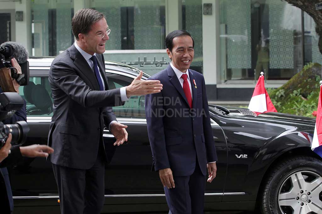 Presiden Joko Widodo menyambut kedatangan Perdana Menteri Kerajaan Belanda Mark Rutte di Istana Merdeka, Jakarta, Rabu.
