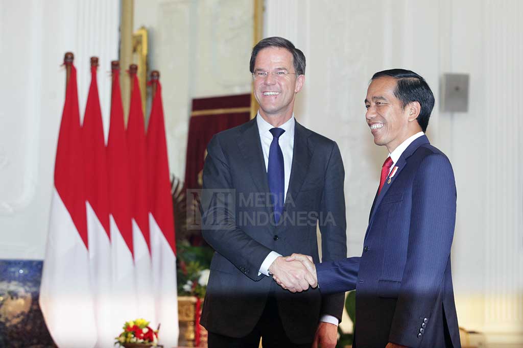 Presiden Jokowi berjabat tangan dengan Perdana Menteri (PM) Kerajaan Belanda Mark Rutte di Istana Merdeka, Jakarta.