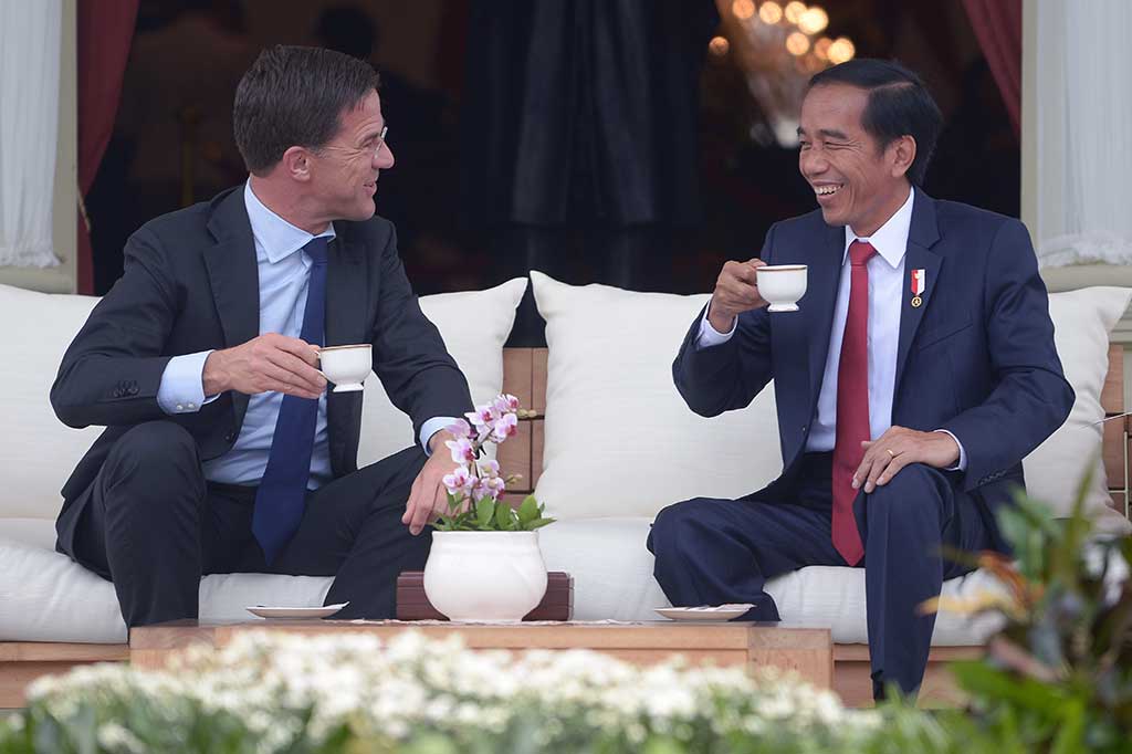 Presiden Jokowi berbincang-bincang dengan PM Kerajaan Belanda Mark Rutte di beranda belakang Istana Merdeka.