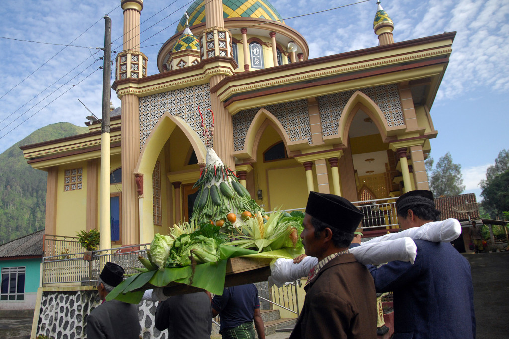 Warga menggotong gunungan Jongko saat pelaksanaan tradisi Saparan.