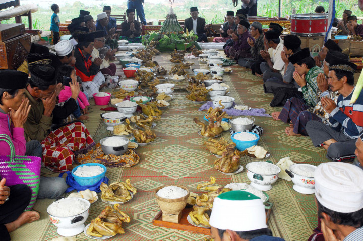 Warga berdoa bersama saat pelaksanaan tradisi Saparan.