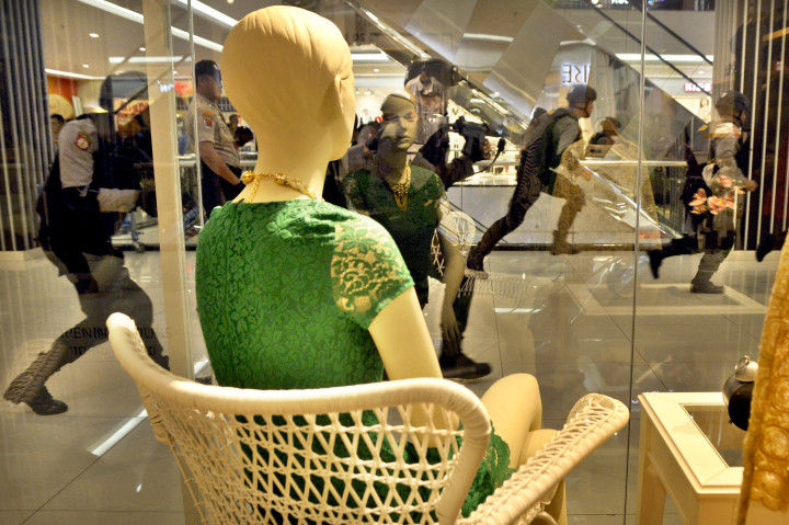 Anggota kepolisian mengikuti simulasi penanganan perampokan ATM dan penyanderaan di salah satu mal di Manado, Sulawesi Utara, Rabu (23/11/2016).