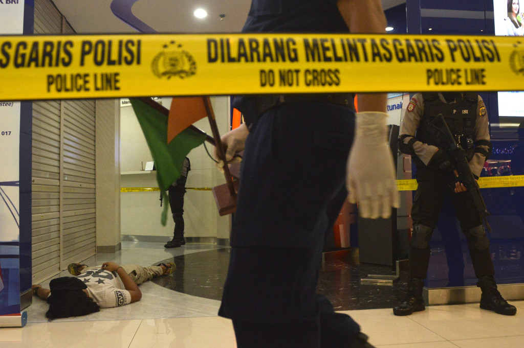 Anggota kepolisian melakukan proses identifikasi Tempat Kejadian Perkara (TKP).