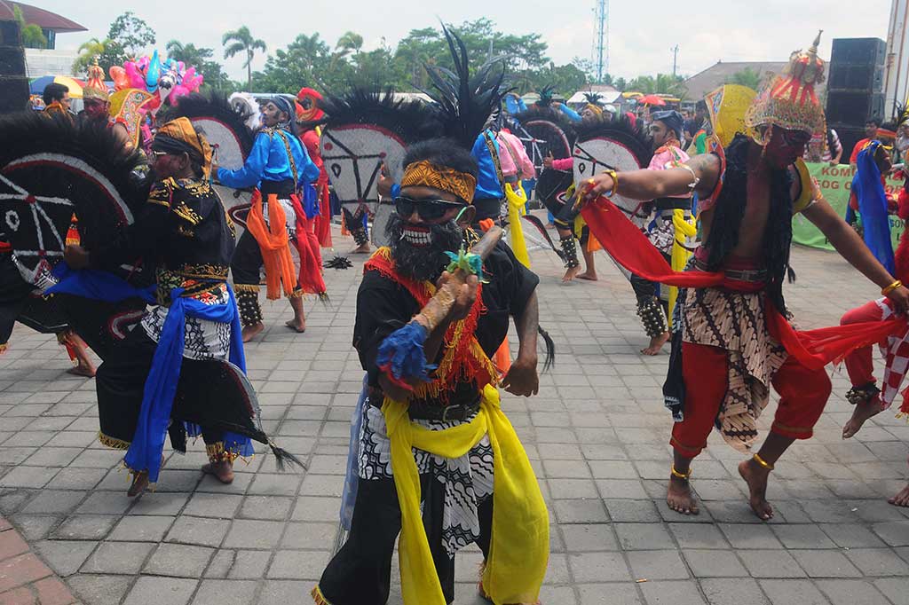Peserta mementaskan tarian reog othok obrol di Alun-alun Boyolali, Jawa Tengah, Rabu (23/11/2016).