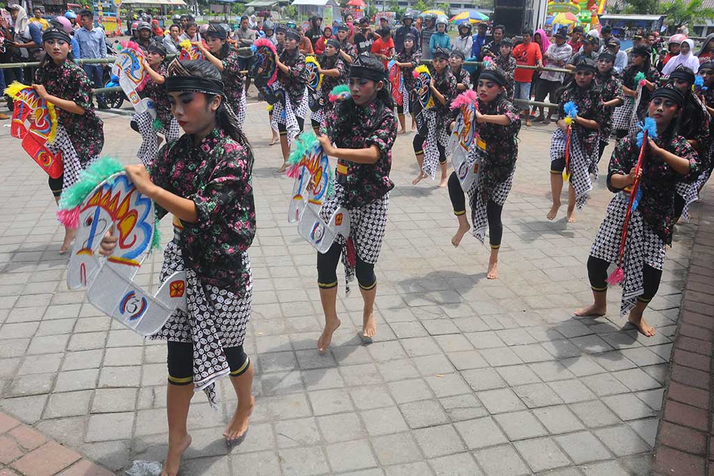 Penari mementaskan tarian jaran kepang Boyolali di Alun-alun Boyolali.