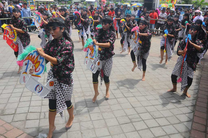 Penari mementaskan tarian jaran kepang Boyolali di Alun-alun Boyolali.