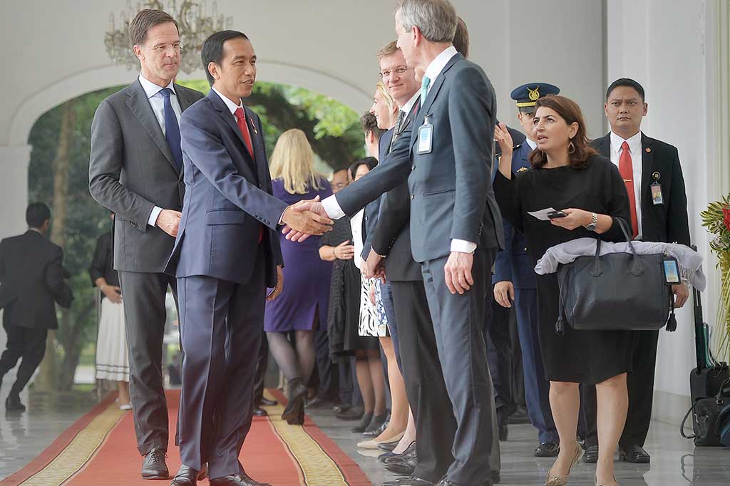 Presiden Joko Widodo bersama PM Kerajaan Belanda Mark Rutte menyambut delegasi Kerajaan Belanda saat kunjungan kerja di Istana Merdeka, Jakarta, Rabu. 