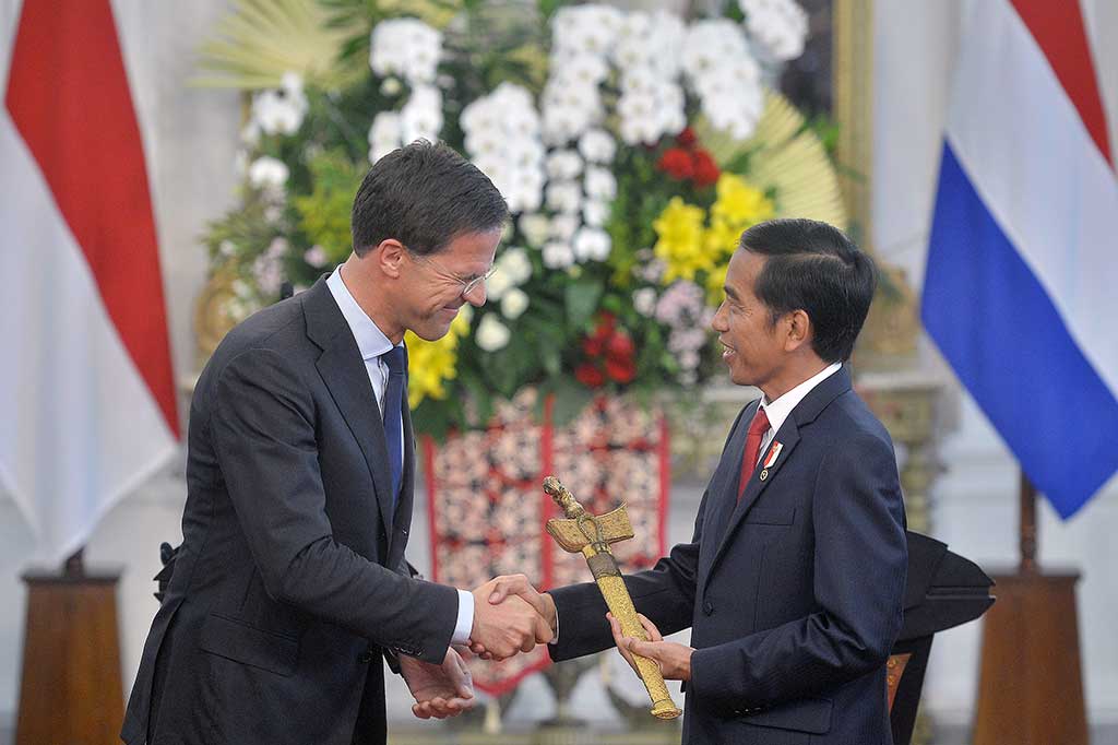 Presiden Jokowi menerima artefak berupa keris dari PM Kerajaan Belanda Mark Rutte.