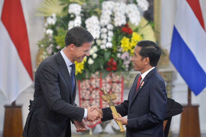 Presiden Jokowi menerima artefak berupa keris dari PM Kerajaan Belanda Mark Rutte.