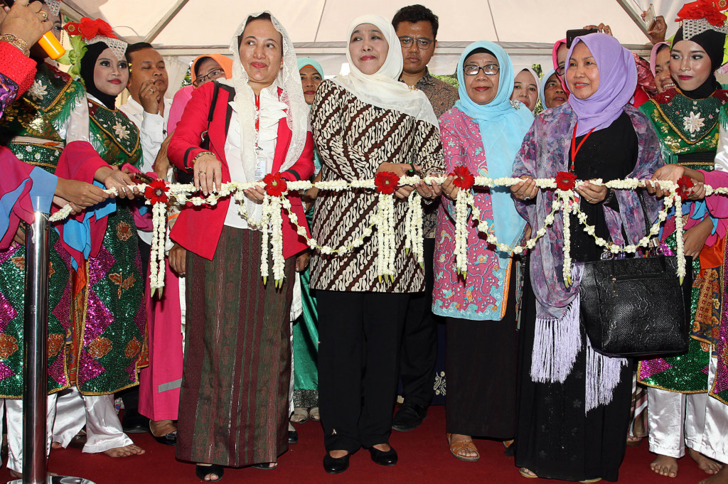 Menteri Sosial RI, Khofifah Indar Parawansa membuka Expo UMKM kongres Muslimat NU di Asrama Haji, Pondok Gede, Jakarta.