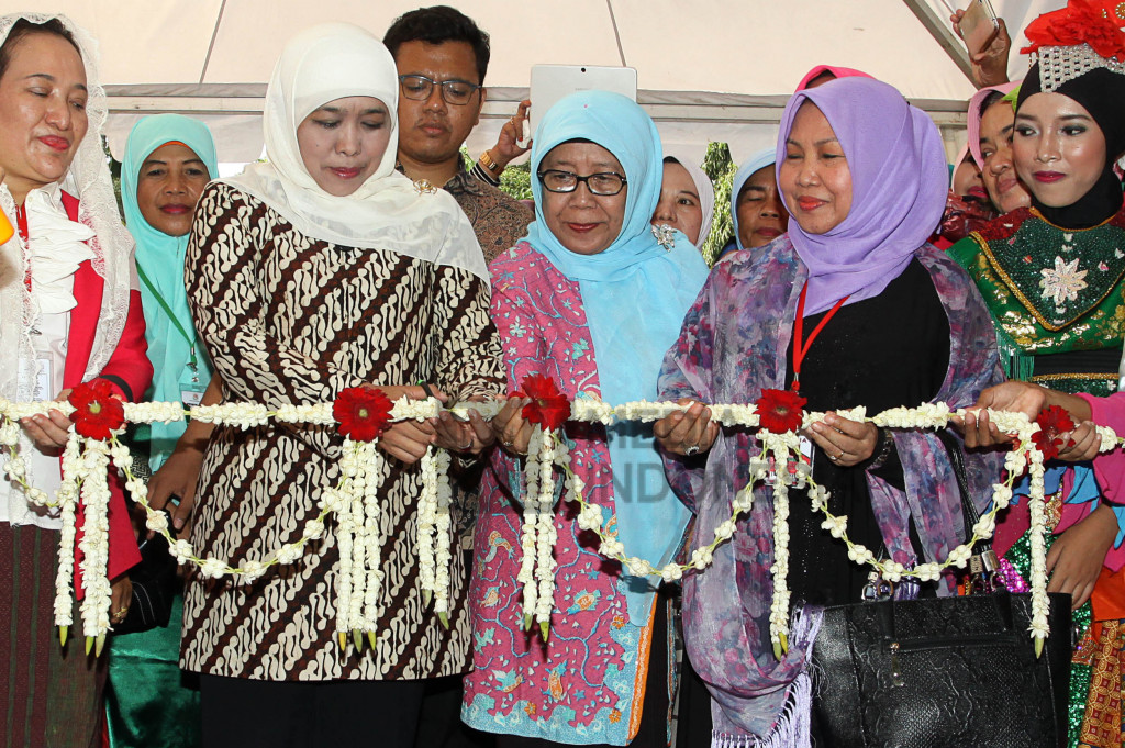 Menteri Sosial RI, Khofifah Indar Parawansa (tengah) memotong pita saat pembukaan Expo UMKM kongres Muslimat NU.