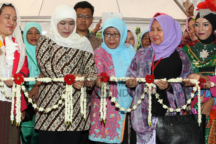 Menteri Sosial RI, Khofifah Indar Parawansa (tengah) memotong pita saat pembukaan Expo UMKM kongres Muslimat NU.