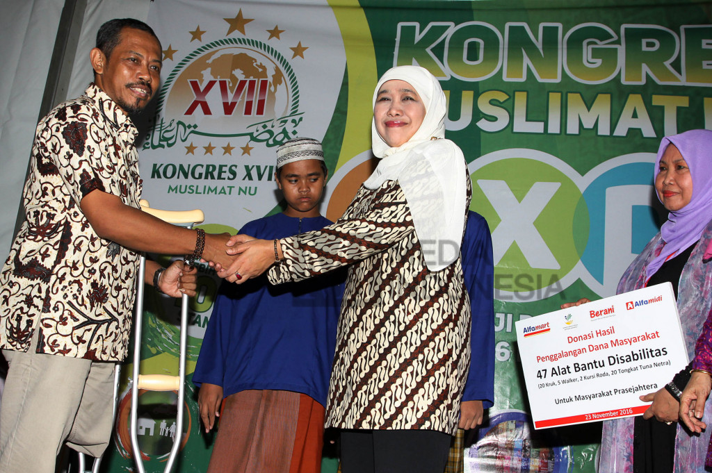 Menteri Sosial RI, Khofifah Indar Parawansa memberikan bantuan alat bantu disabilitas.