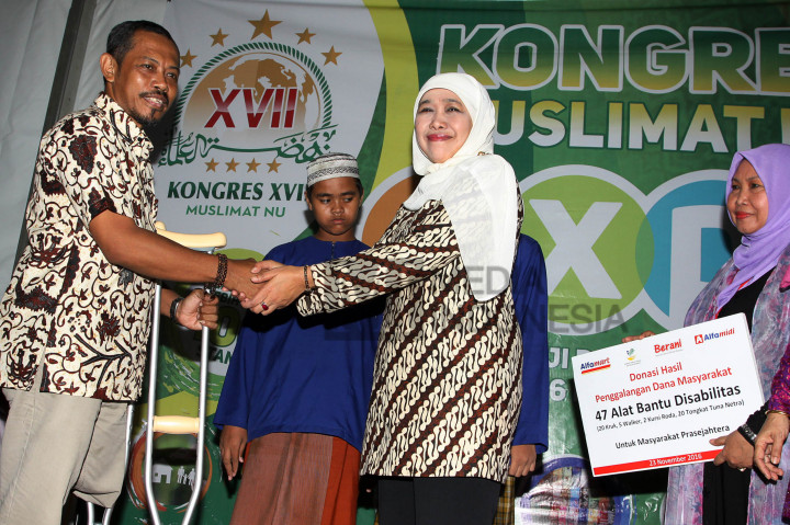 Menteri Sosial RI, Khofifah Indar Parawansa memberikan bantuan alat bantu disabilitas.