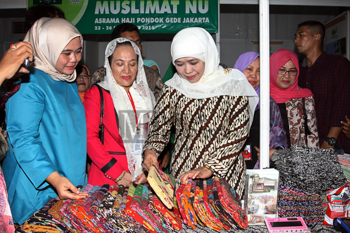 Menteri Sosial RI, Khofifah Indar Parawansa (tengah) meninjau salah satu Expo UMKM kongres Muslimat NU.