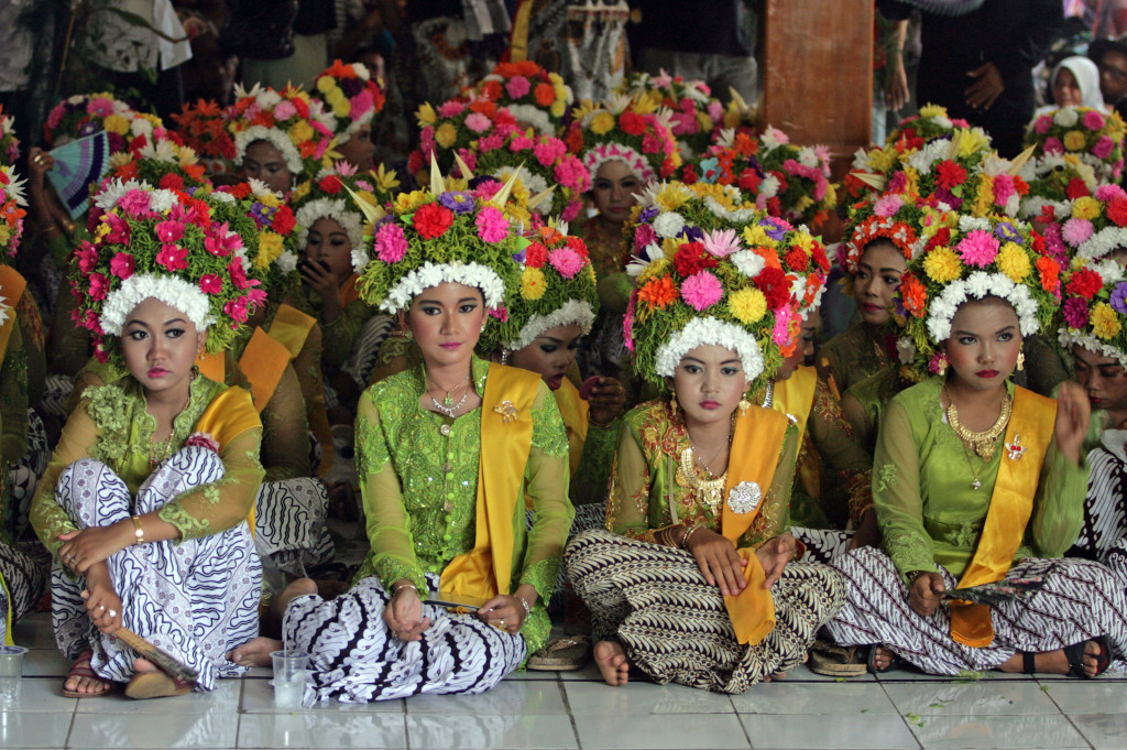 Sejumlah peserta adat Ngarot berkumpul di Balai Desa Lelea, Indramayu, Jawa Barat.