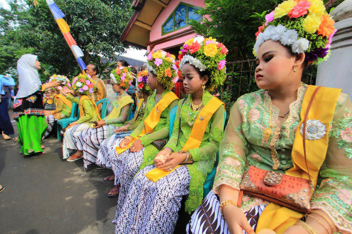 Sejumlah peserta adat Ngarot berkumpul di Balai Desa Lelea, Indramayu, Jawa Barat.